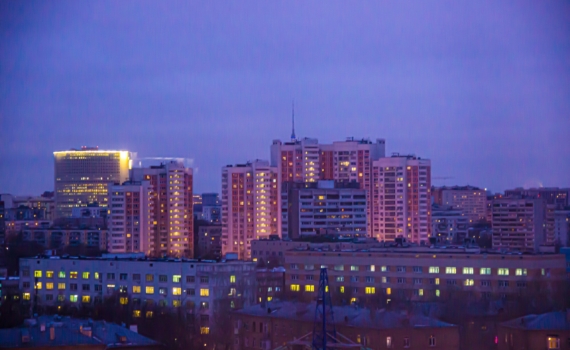 Спасение рабочего, застрявшего в лифте: геройский поступок жителя дома