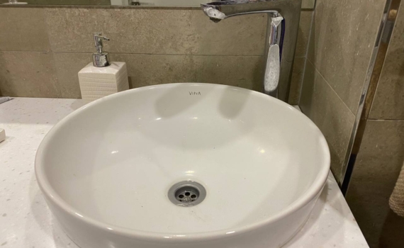 Что скрывают витрины магазина сантехники: смеситель служит всего 2 года? Гид по крану на десятилетия