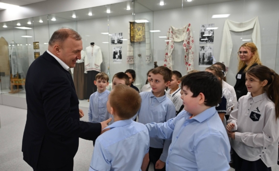 Глава Адыгеи посетил новый Культурно-образовательный центр в селе Красногвардейском Глава Адыгеи посетил новый Культурно-образовательный центр в селе Красногвардейском