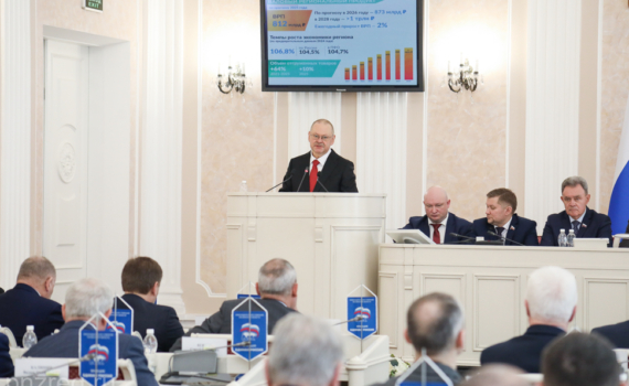 Мельниченко выступил перед депутатами с отчетом о развитии региона в 2025 году Мельниченко выступил перед депутатами с отчетом о развитии региона в 2025 году